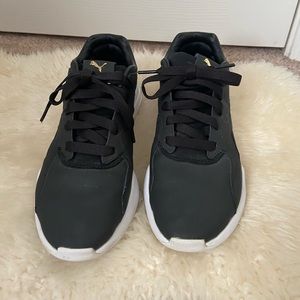 Black and white women’s Pumas sz7